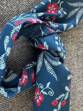 NWOT, DARLING FLORAL PRINTED BANDANA